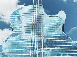 El Seminole Hard Rock Hotel y Casino con forma de guitarra bajo el cielo azul