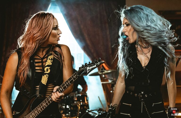 Nita Strauss con Alissa White-Gluz en «The Wolf You Feed»