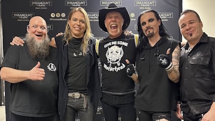 James Hetfield de METALLICA sorprende en el concierto de APOCALYPTICA