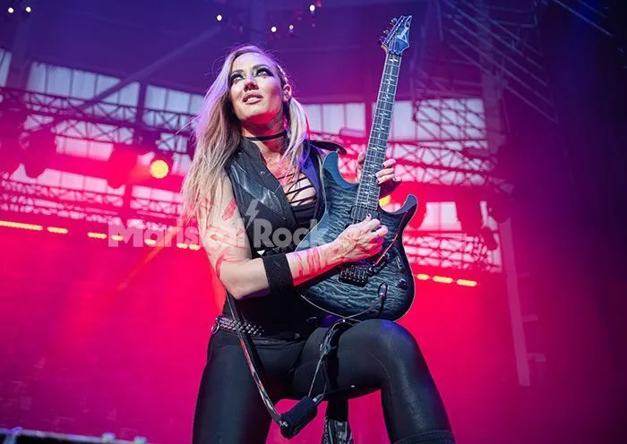 NITA STRAUSS Recuerda Su Peor Concierto: «Casi Todos en el Club Se Fueron, Incluyendo a Una de las Otras Bandas y los Jueces»