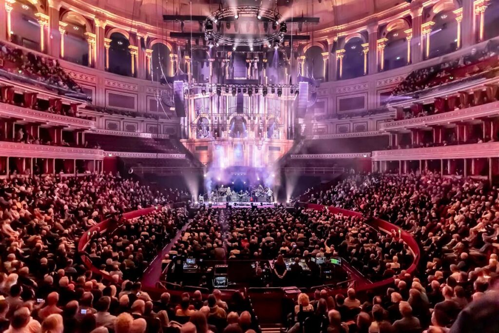 Steve Hackett: "The Lamb Stands Up Live At The Royal Albert Hall" llega en 2025