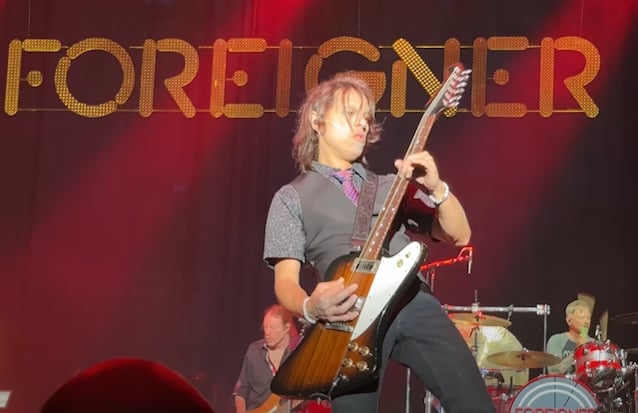 Foreigner Lanza Versión en Español de ‘Urgent’