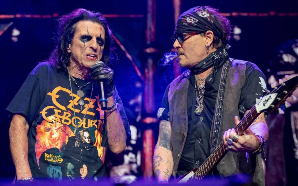Alice Cooper rinde homenaje a Ozzy Osbourne con Johnny Depp en el O2 Arena