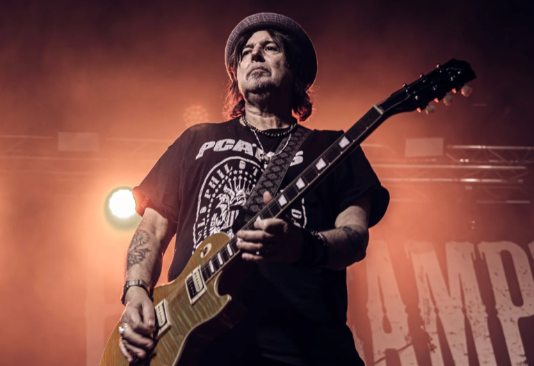 Fallece Phil Campbell, guitarrista de MOTÖRHEAD, a los 64 años