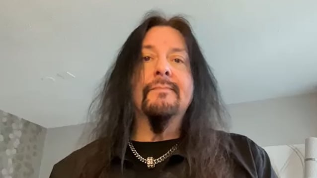 Gene Hoglan tocando la batería