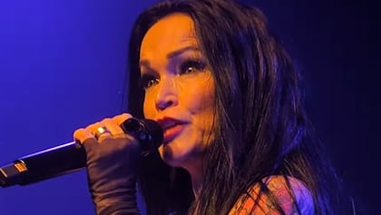 Tarja Turunen deja a un lado los tacones en sus conciertos