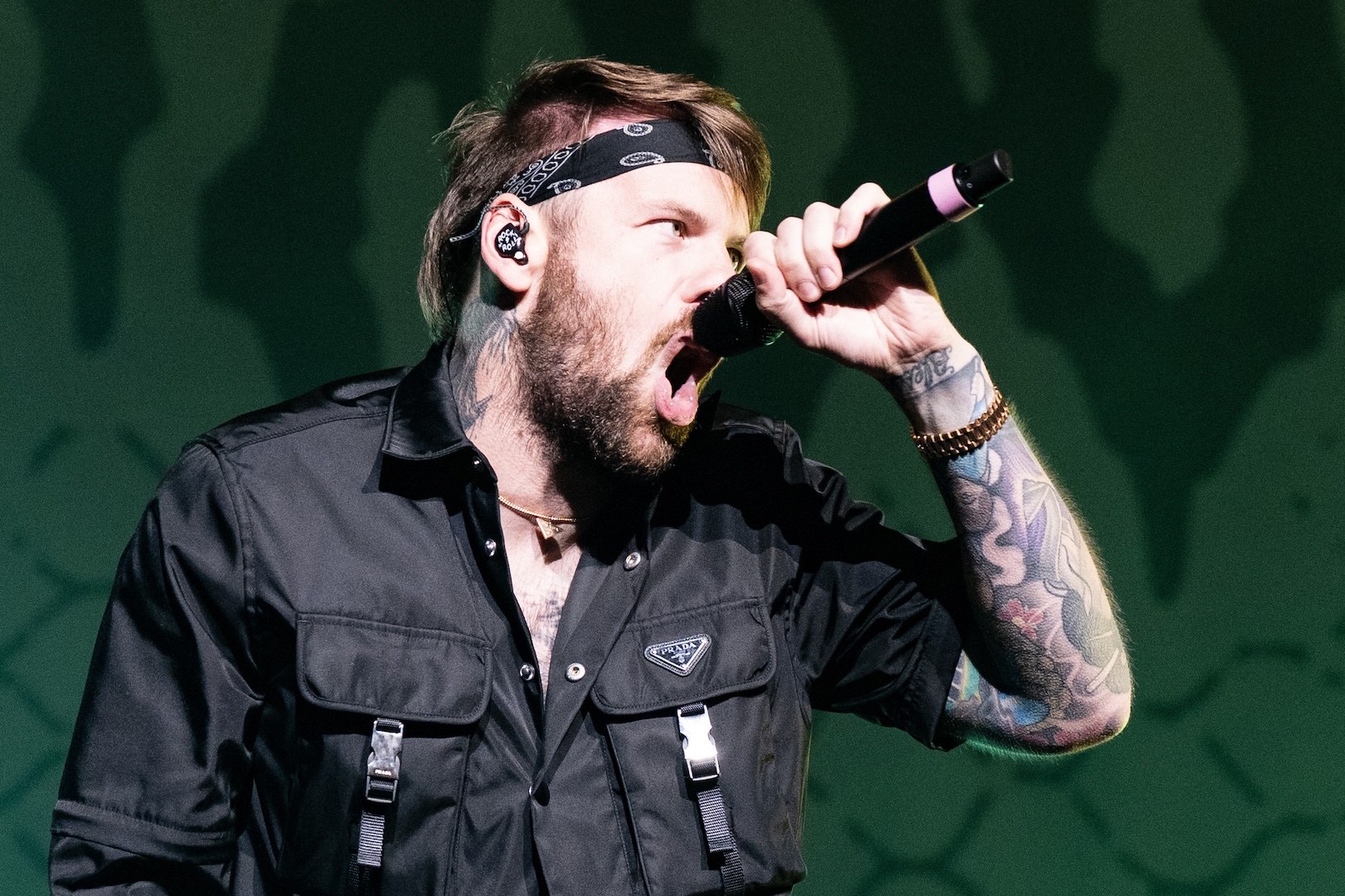 Caleb Shomo de Beartooth sale del armario como hombre gay