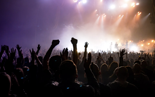 El debate eterno: ¿Es un crimen ser alto en un concierto?