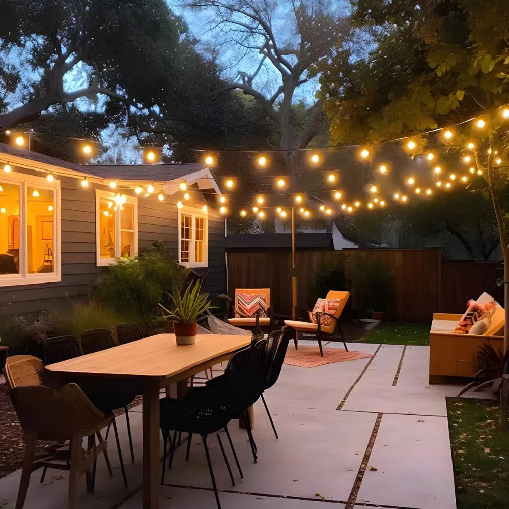 iluminación para el hogar con guirnaldas LED en zona exterior