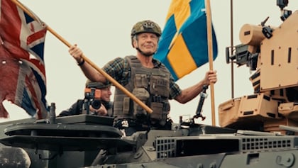 Bruce Dickinson llega en tanque al Sweden Rock Festival