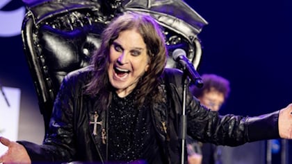 El trono icónico de Ozzy Osbourne se exhibe en su ciudad natal