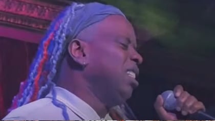 Corey Glover y Steve Brown honran a Bon Scott en Nueva York