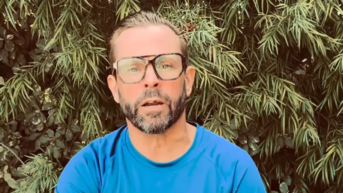 Mikey Hood responde a acusaciones de transfobia