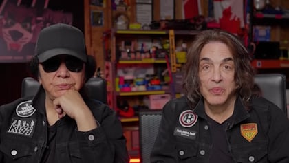 Paul Stanley y Gene Simmons de KISS lanzan el primer lanzamiento en Angel Stadium