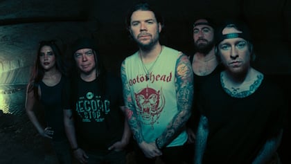 Saliva impacta con 'Breaking Through'
