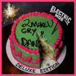 Portada de 2 Make U Cry & Dance Deluxe Edition de Electric Mob