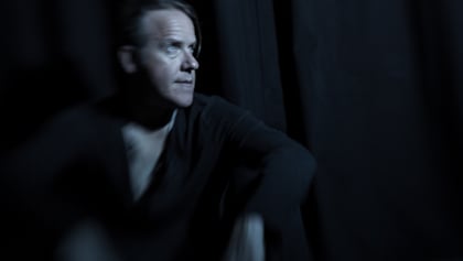 Burton C. Bell Revive 'Obsolete' en un Exclusivo Evento