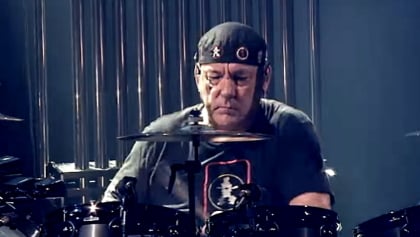 RUSH y sus fans alcanzan un millón para el memorial de Neil Peart