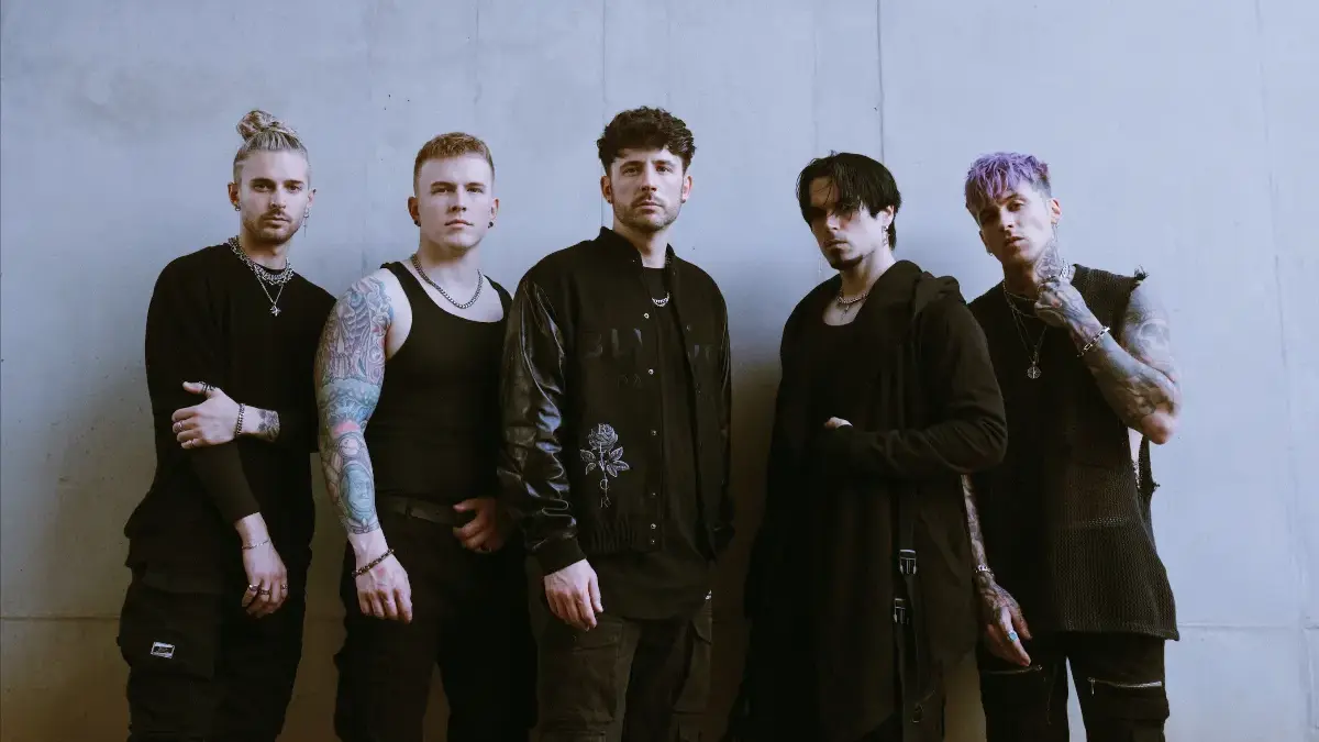 From Ashes To New: Estreno de 'Love Me' y Edición Deluxe de 'Reflections'