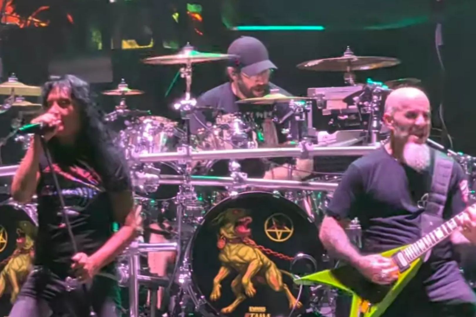 Mike Heller salva el día como bateria improvisado de Anthrax