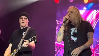 Twisted Sister y Sebastian Bach Reviven el Escenario en Massachusetts