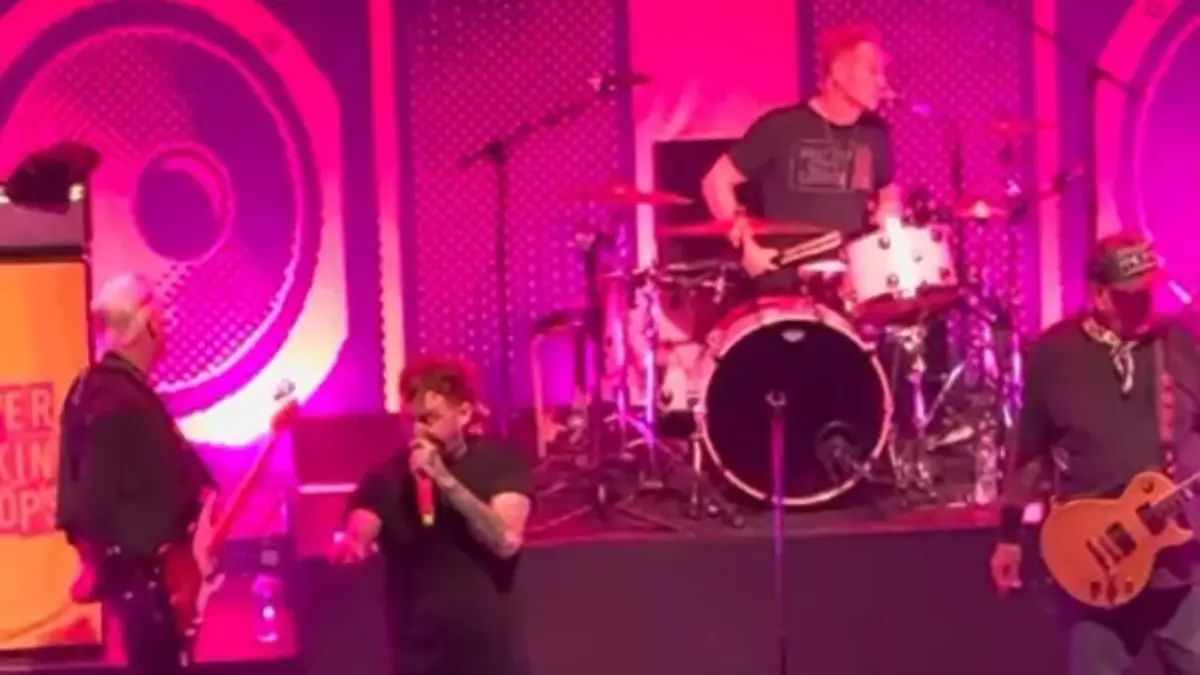 Frank Carter enfrenta a fan en concierto de Sex Pistols