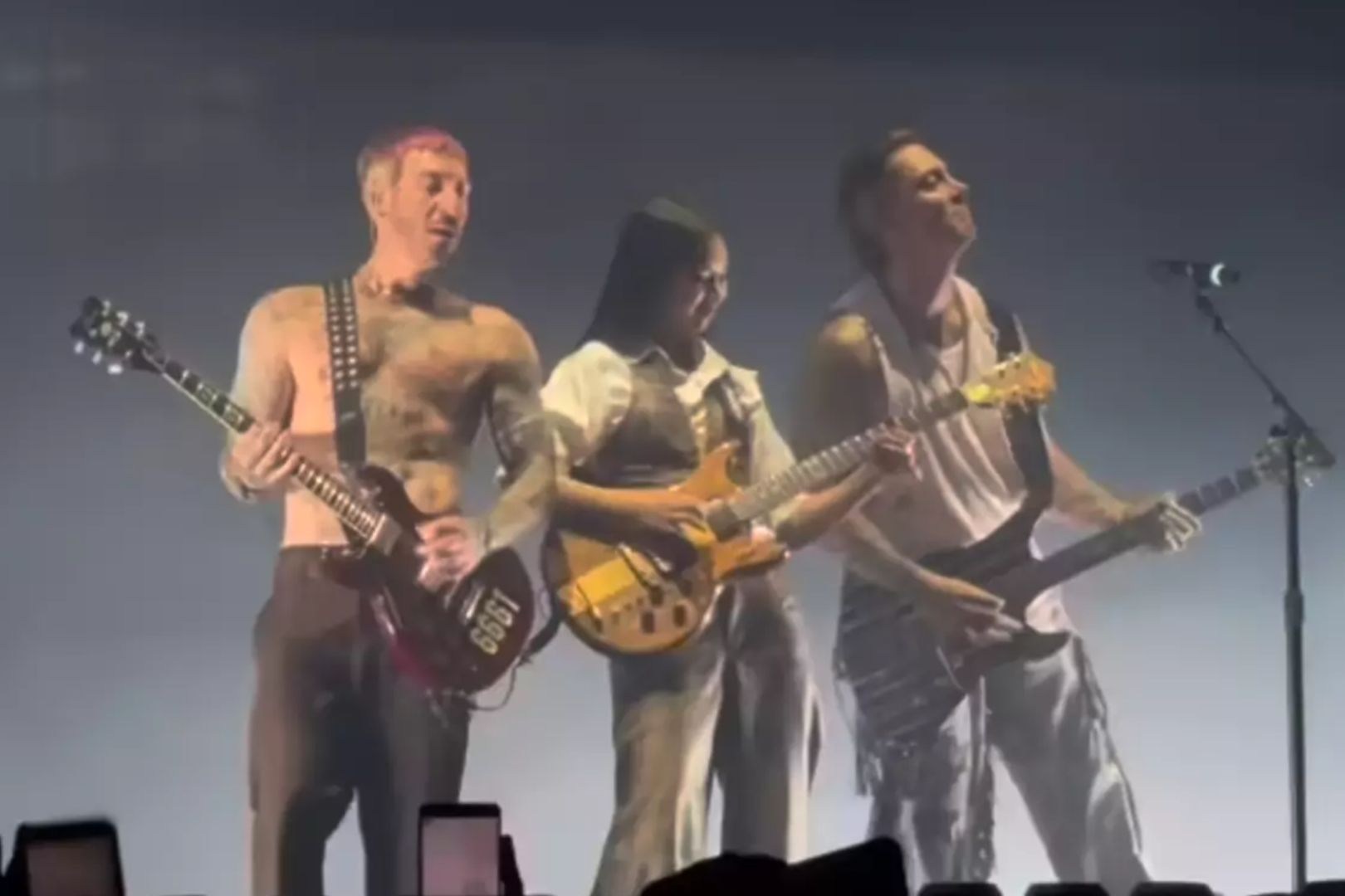 Nene Royal Brilla junto a Avenged Sevenfold en Singapur